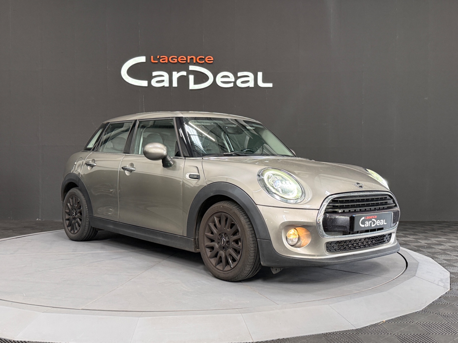 Photo véhicule MINI HATCH 5 PORTES LCI