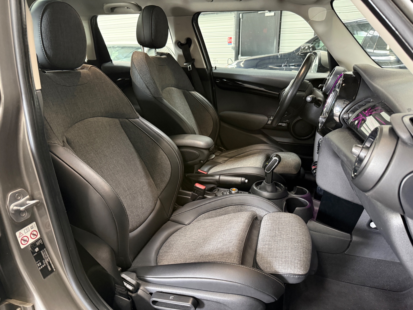 Photo véhicule MINI HATCH 5 PORTES LCI