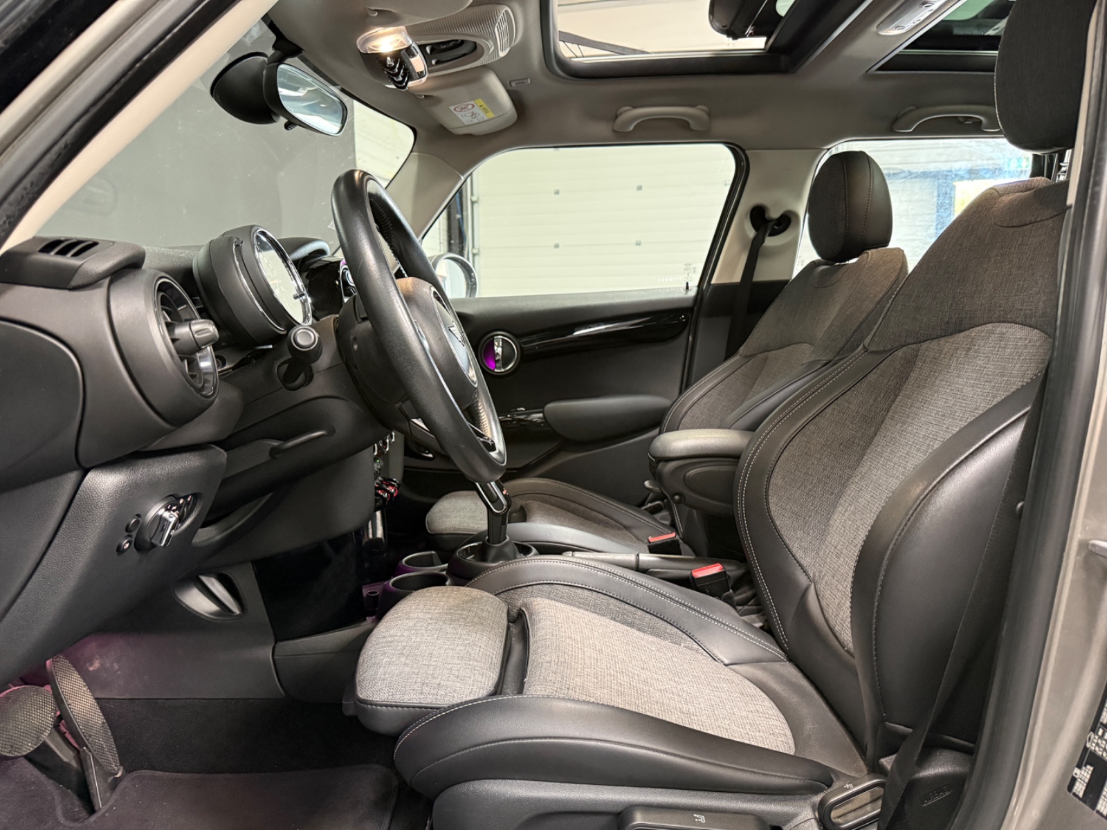 Photo véhicule MINI HATCH 5 PORTES LCI