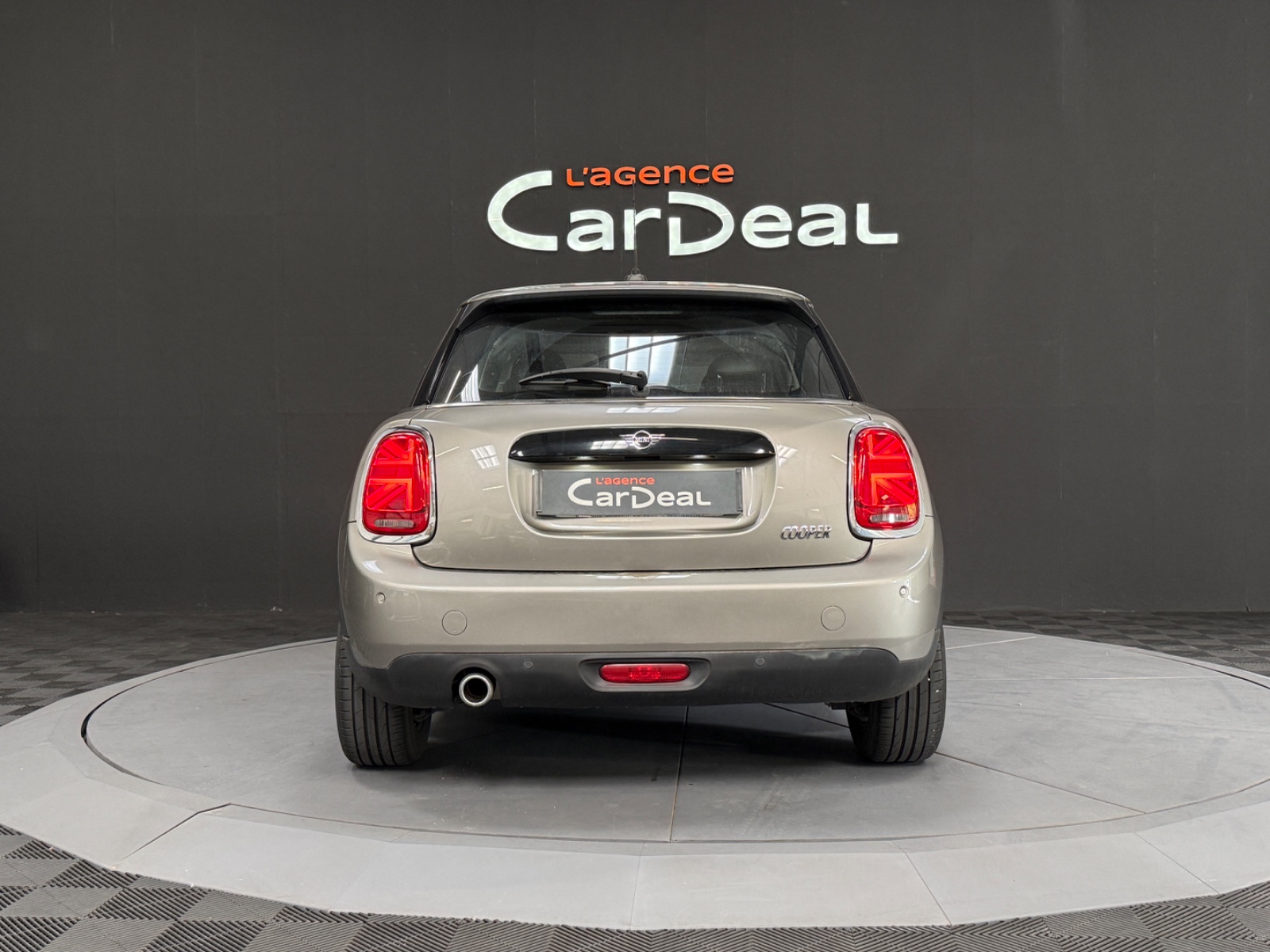 Photo véhicule MINI HATCH 5 PORTES LCI
