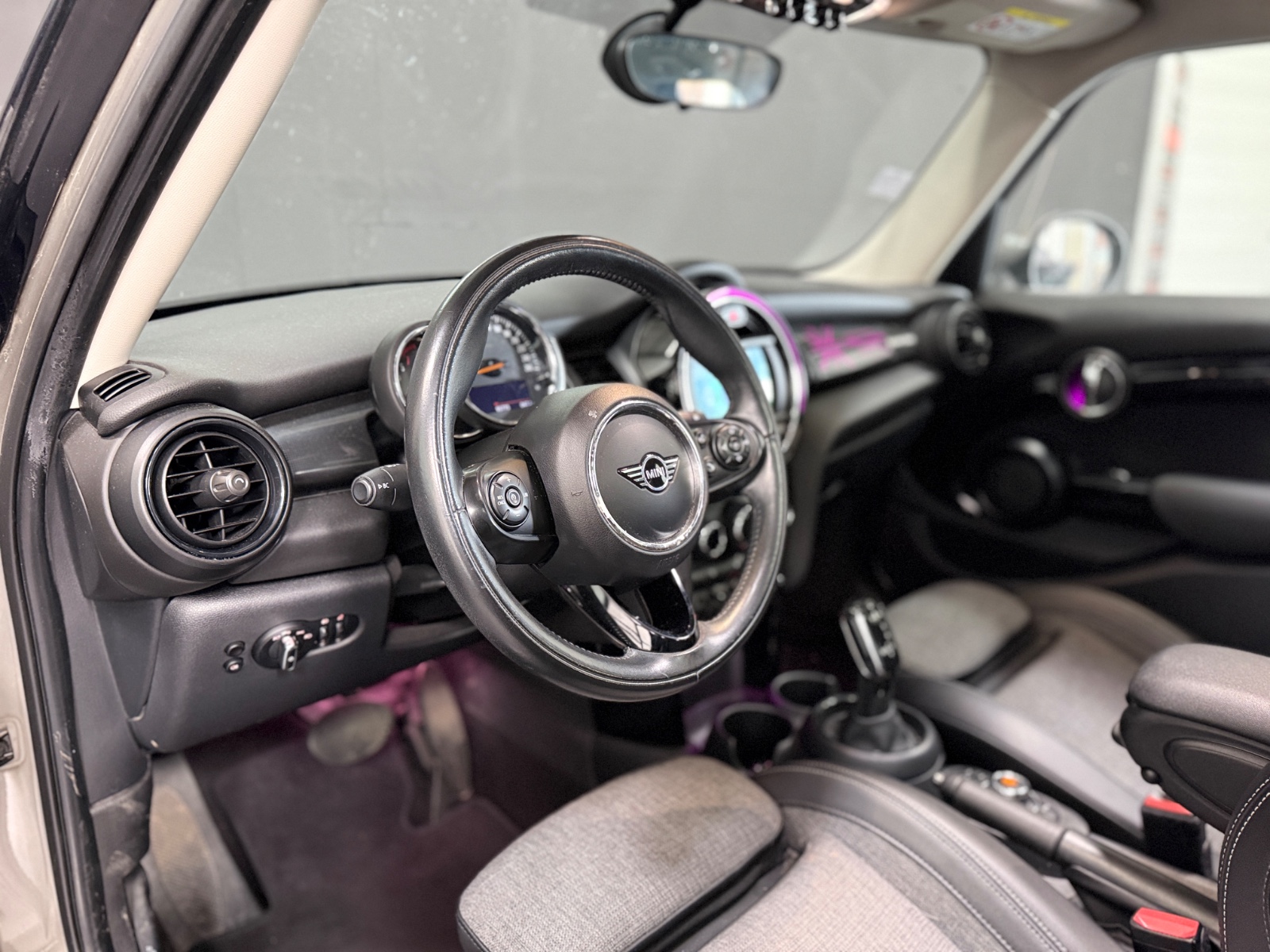 Photo véhicule MINI HATCH 5 PORTES LCI