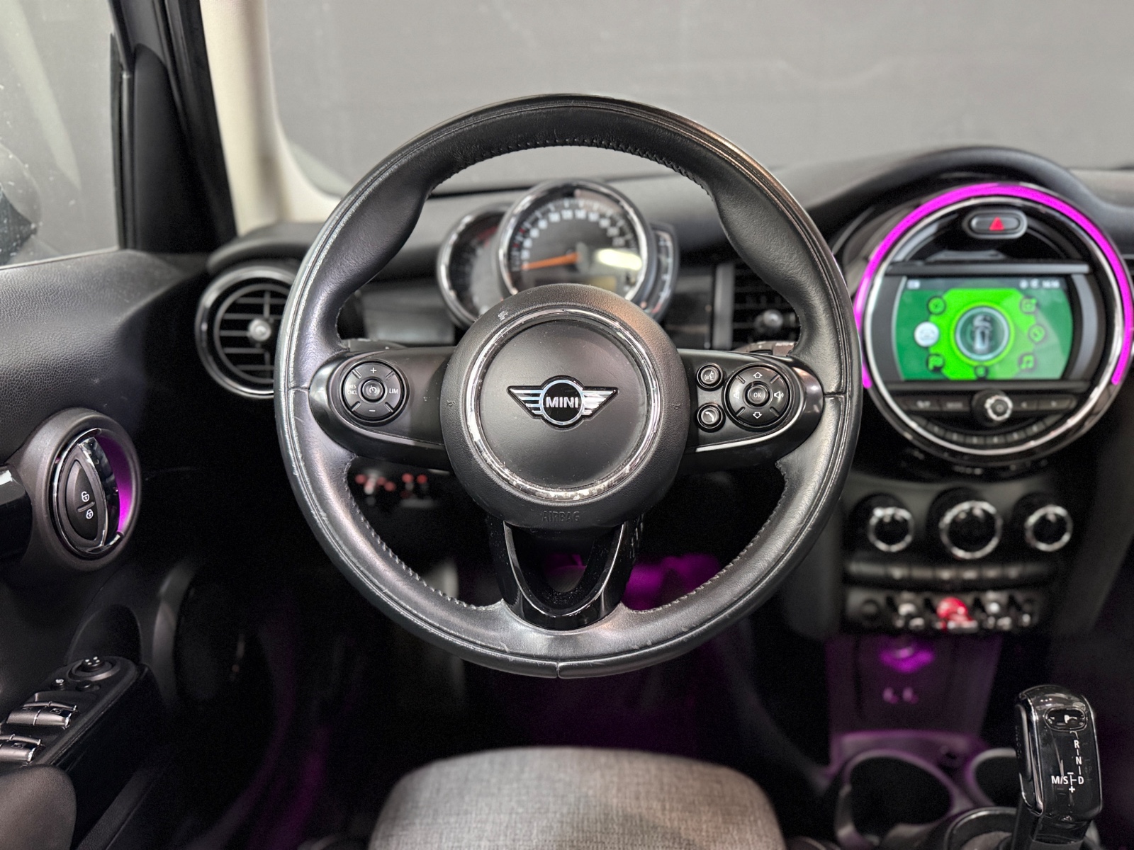 Photo véhicule MINI HATCH 5 PORTES LCI