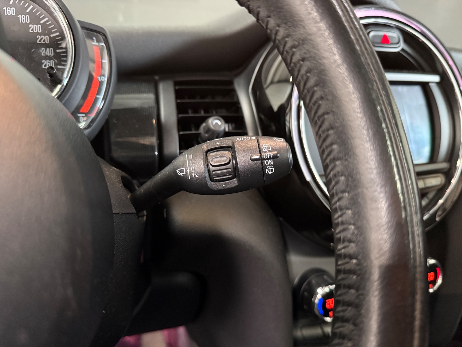 Photo véhicule MINI HATCH 5 PORTES LCI