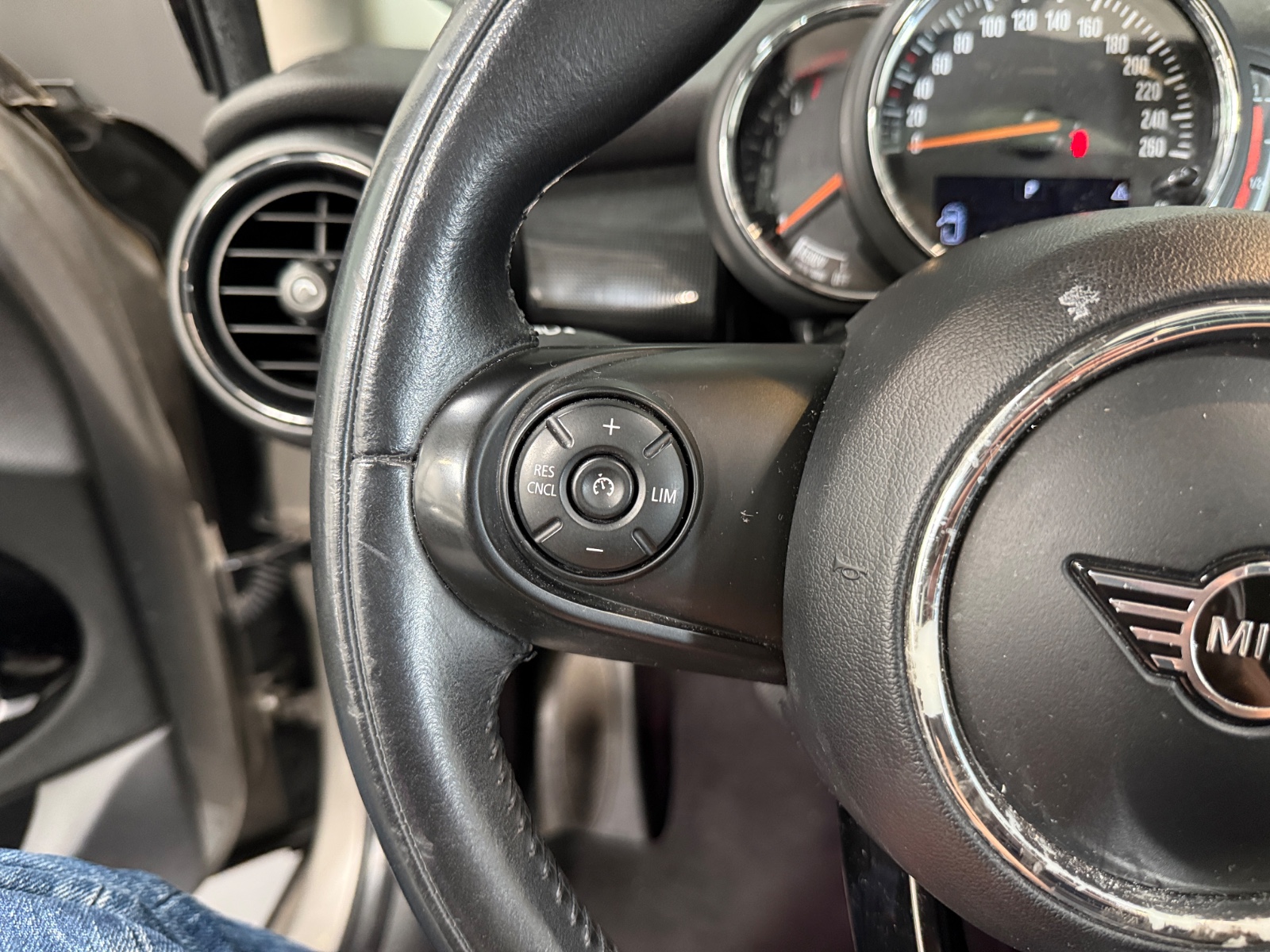 Photo véhicule MINI HATCH 5 PORTES LCI