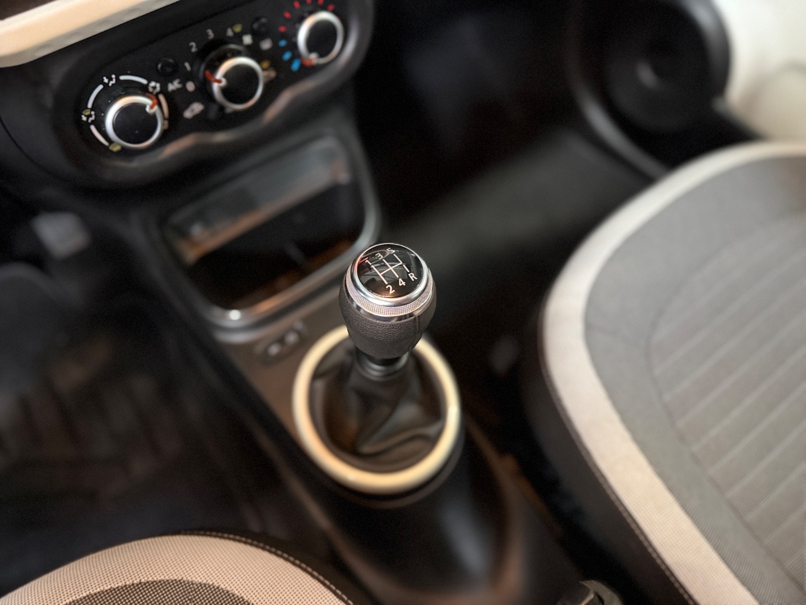 Photo véhicule RENAULT TWINGO III
