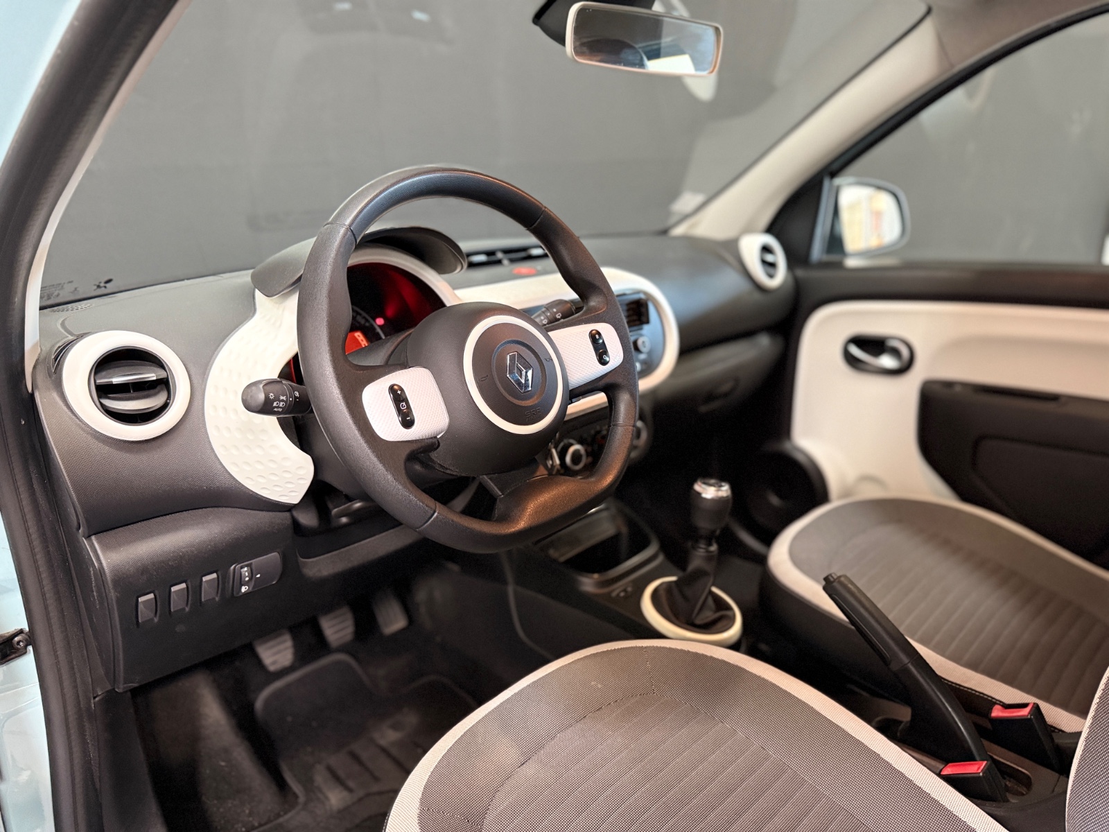 Photo véhicule RENAULT TWINGO III