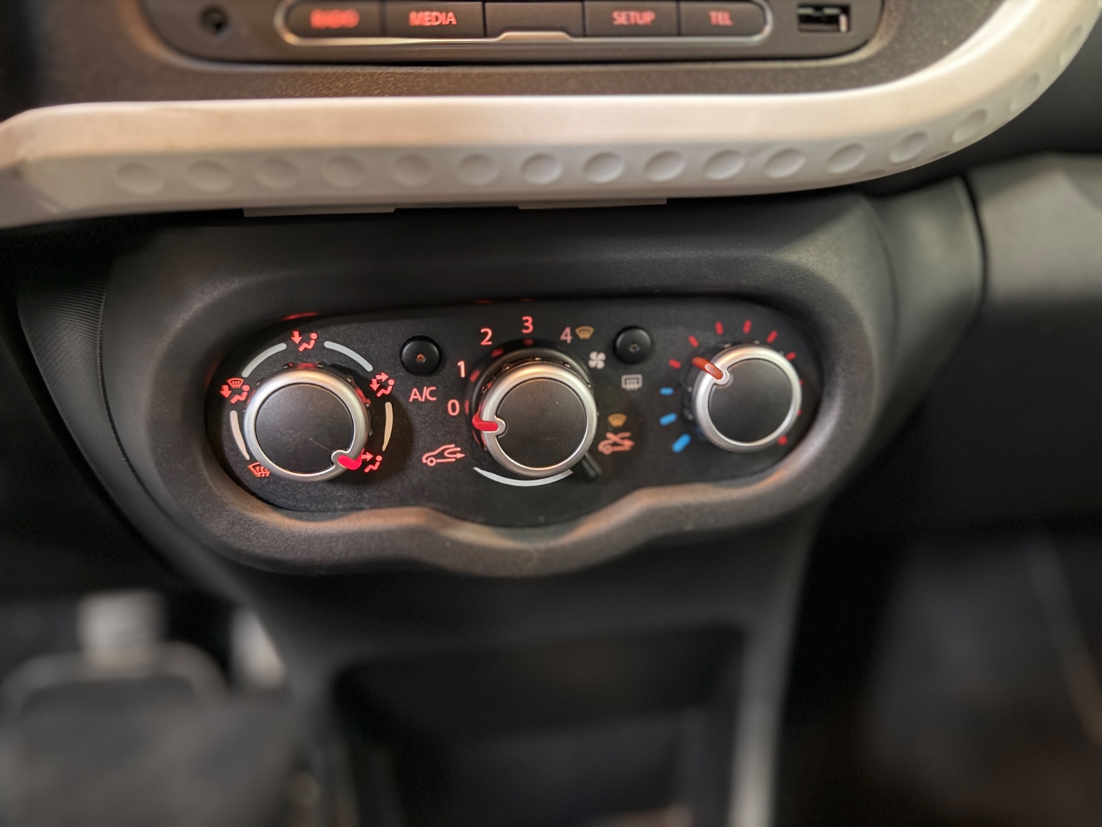 Photo véhicule RENAULT TWINGO III