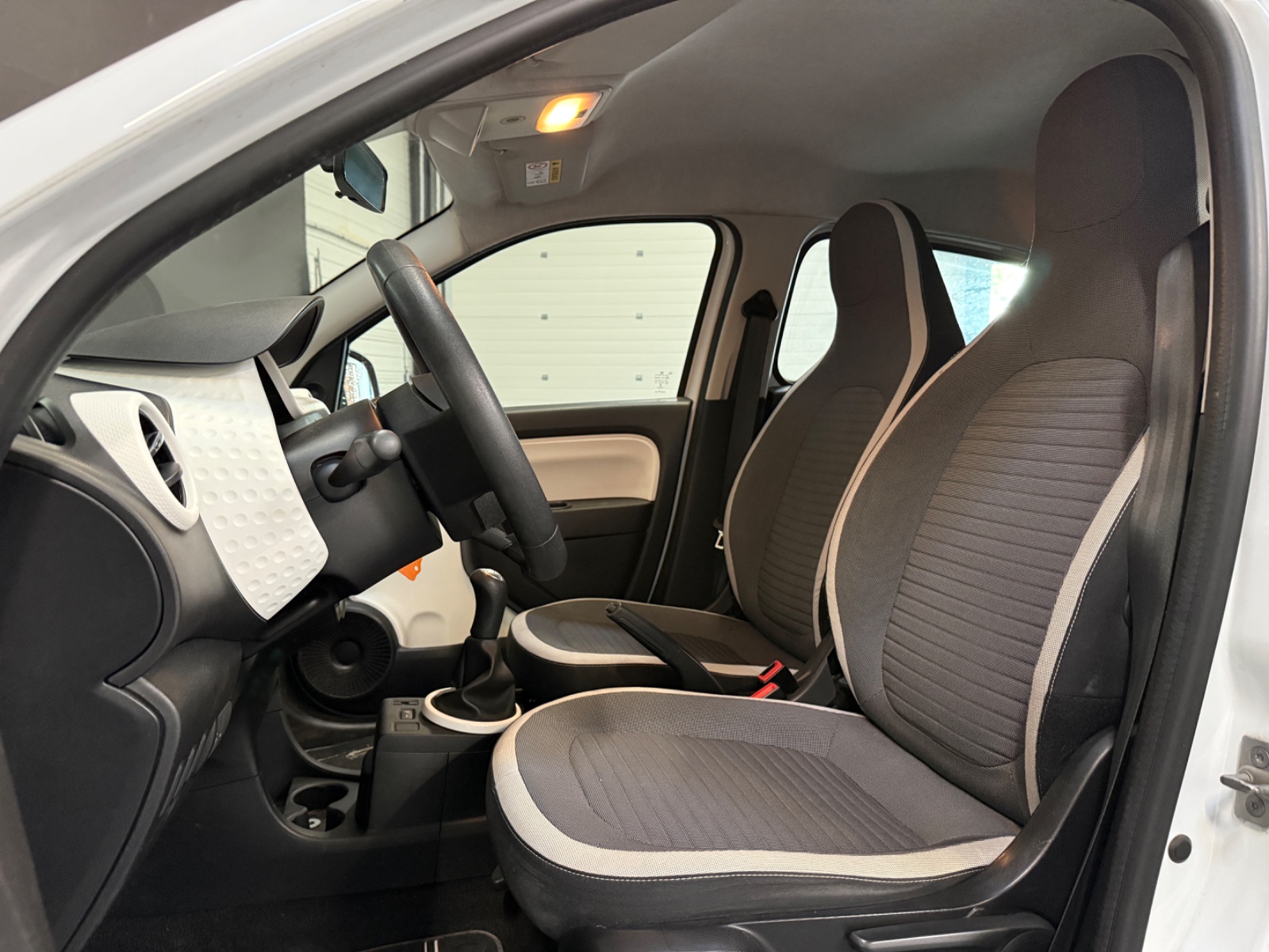 Photo véhicule RENAULT TWINGO III