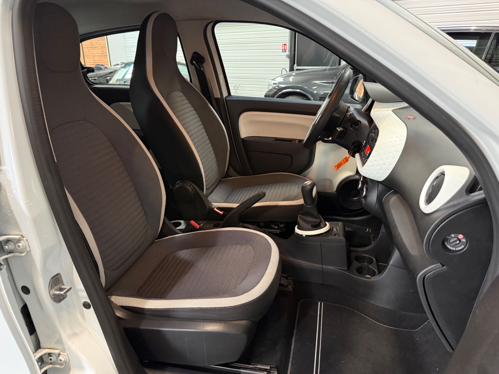 Photo véhicule RENAULT TWINGO III