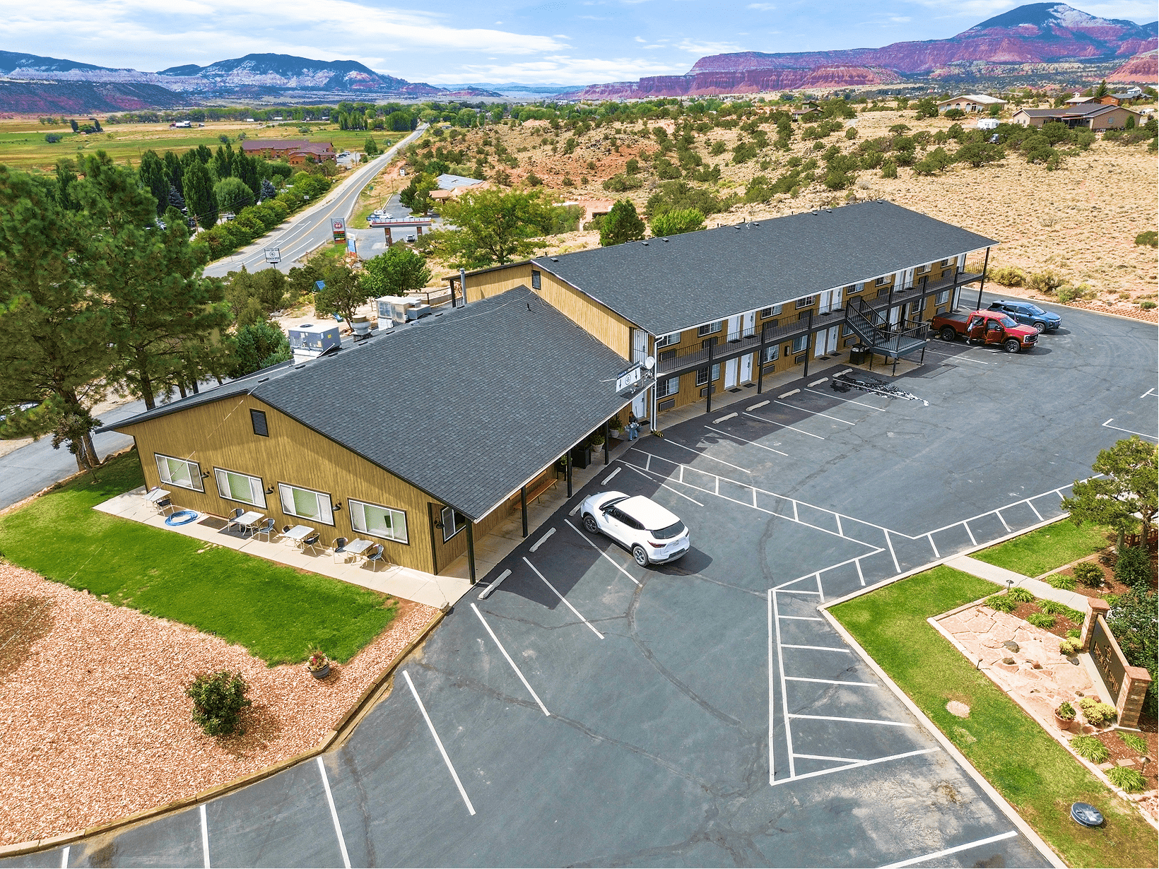 Broken Spur Inn hilltop property with sweeping views—Torrey Utah hotel near Capitol Reef.