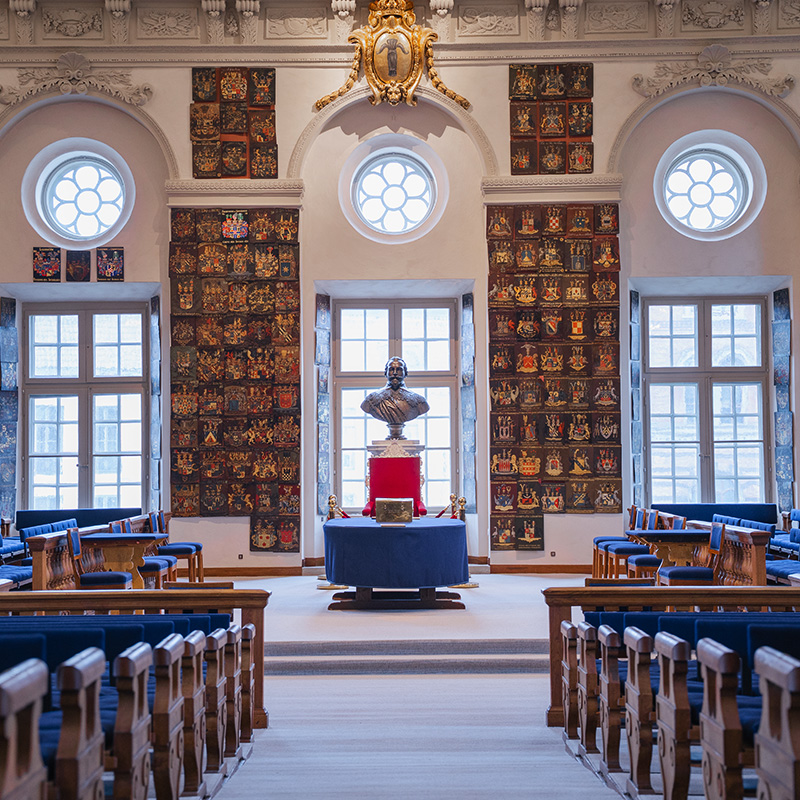 Bild på ett bibliotek som symboliserar stipendiuer och understöd