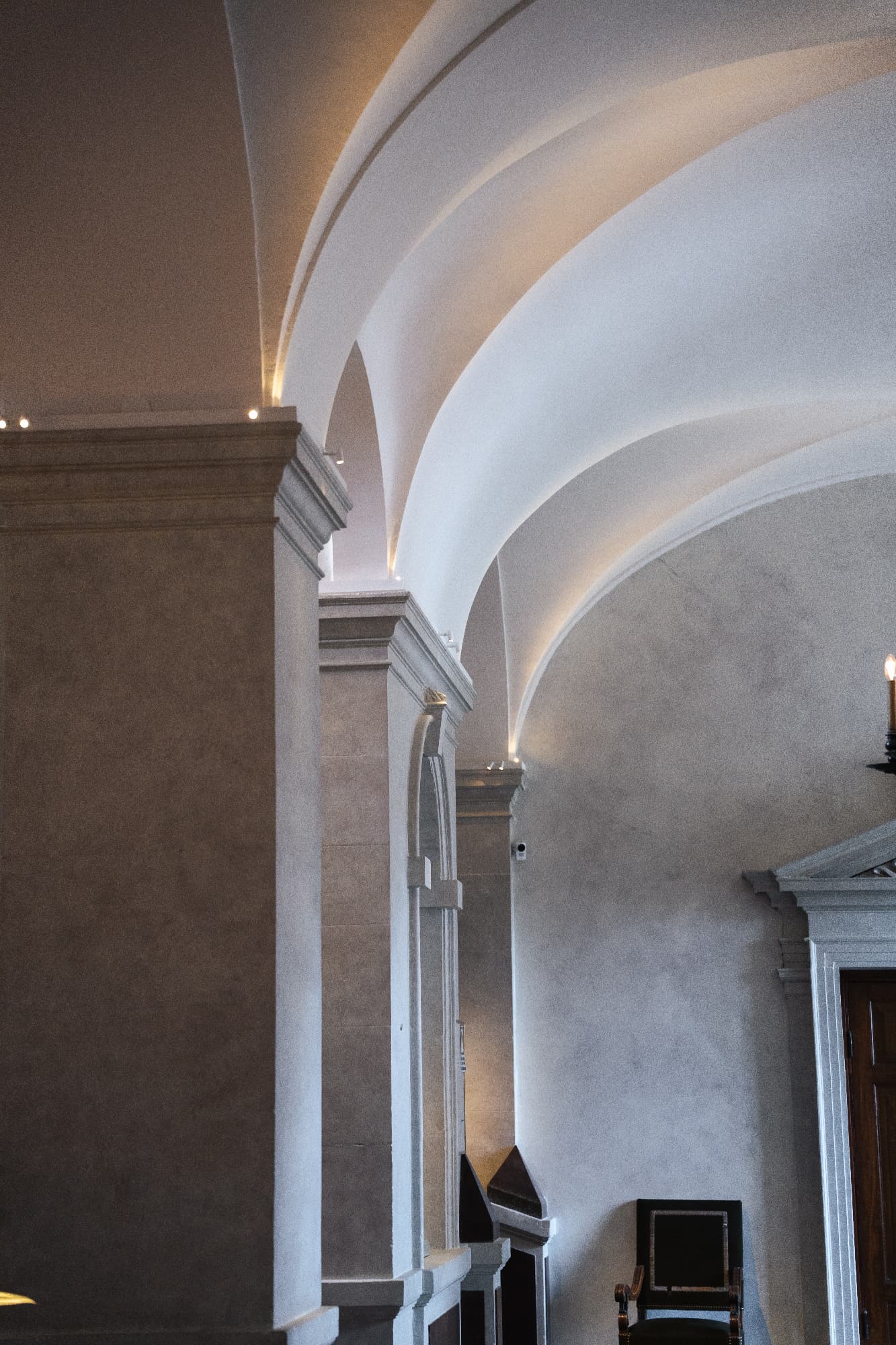 Bild på ett bibliotek som symboliserar stipendiuer och understöd