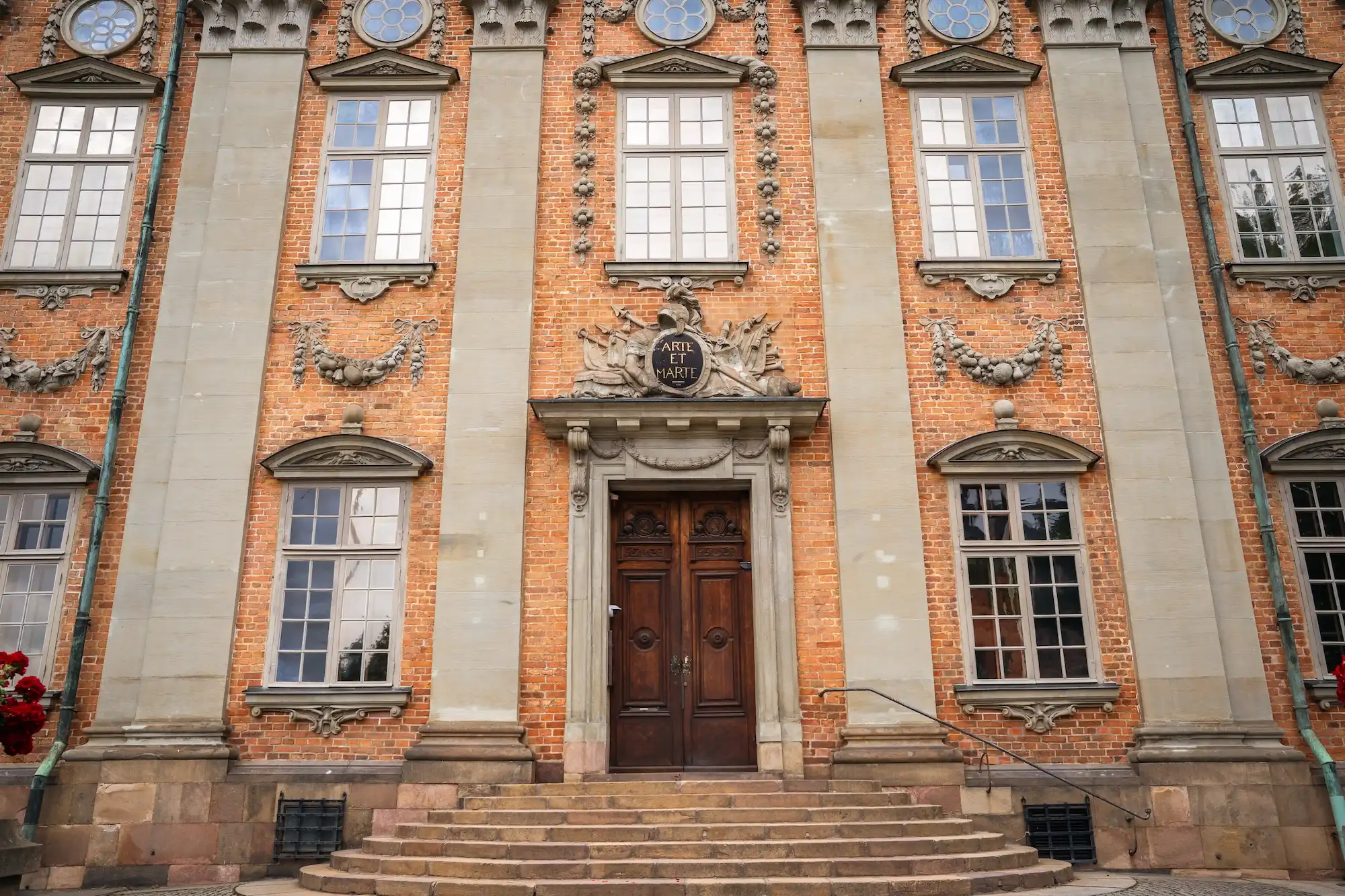 Bild på ett bibliotek som symboliserar stipendiuer och understöd