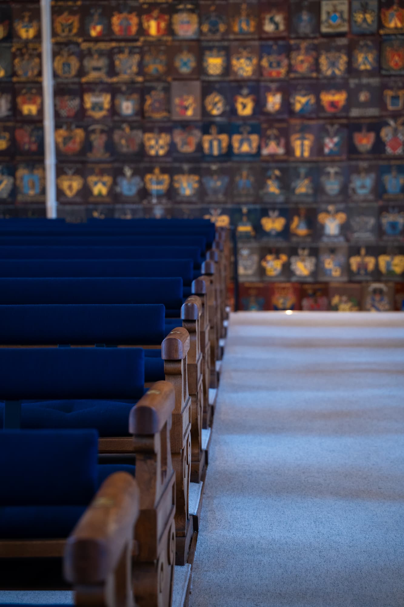 De blåa bänkarna inne i riddarsalen