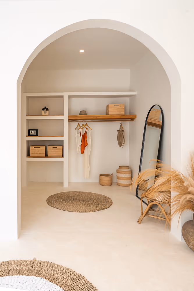 Arched niche with mirror and hat rack
