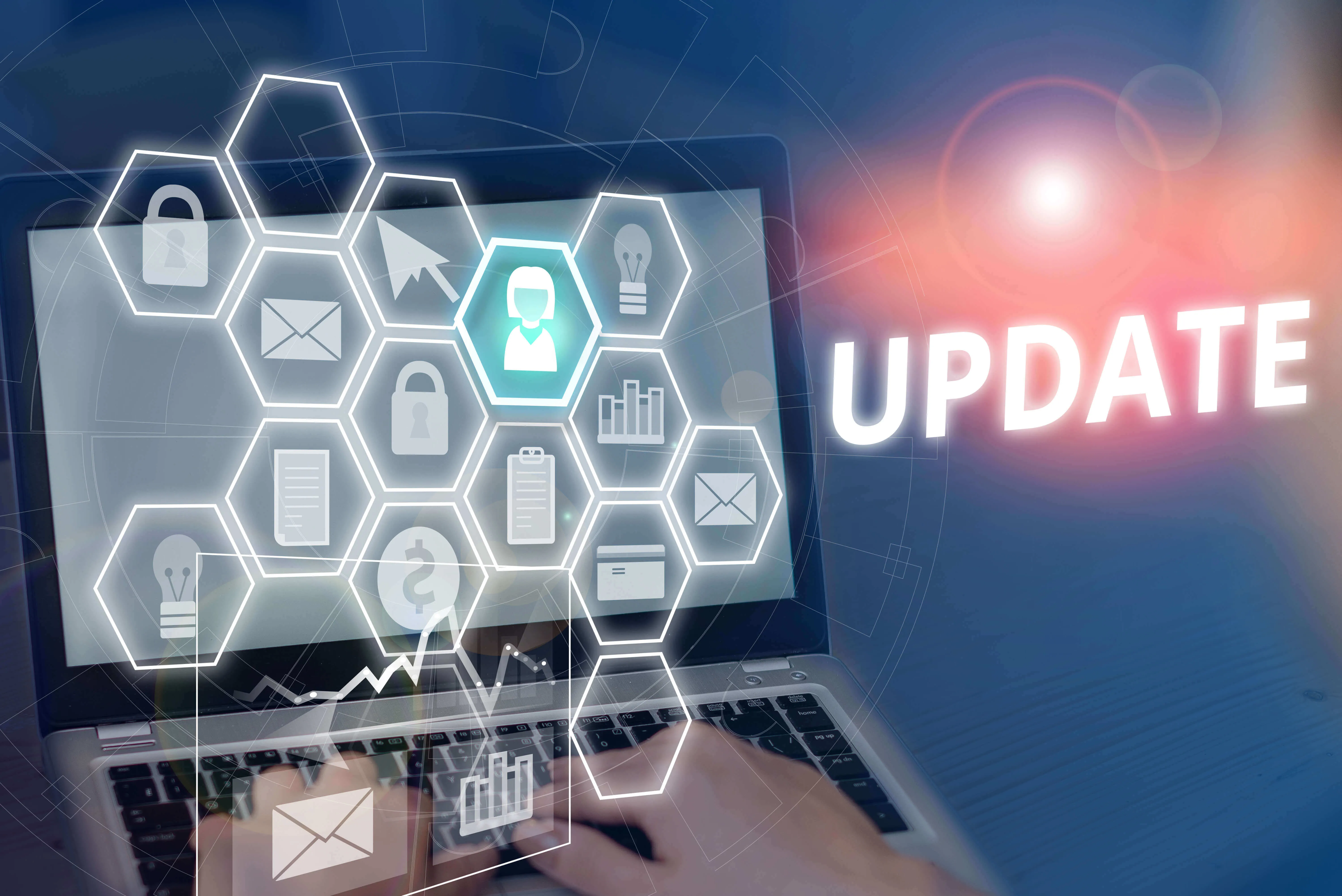 Person arbeitet am Laptop mit Symbolen für Datenschutz, Kommunikation und Updates – Darstellung von Website-Nachbetreuung und Support