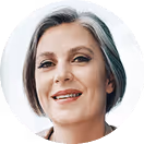 Frau mit grauen Haaren lächelt