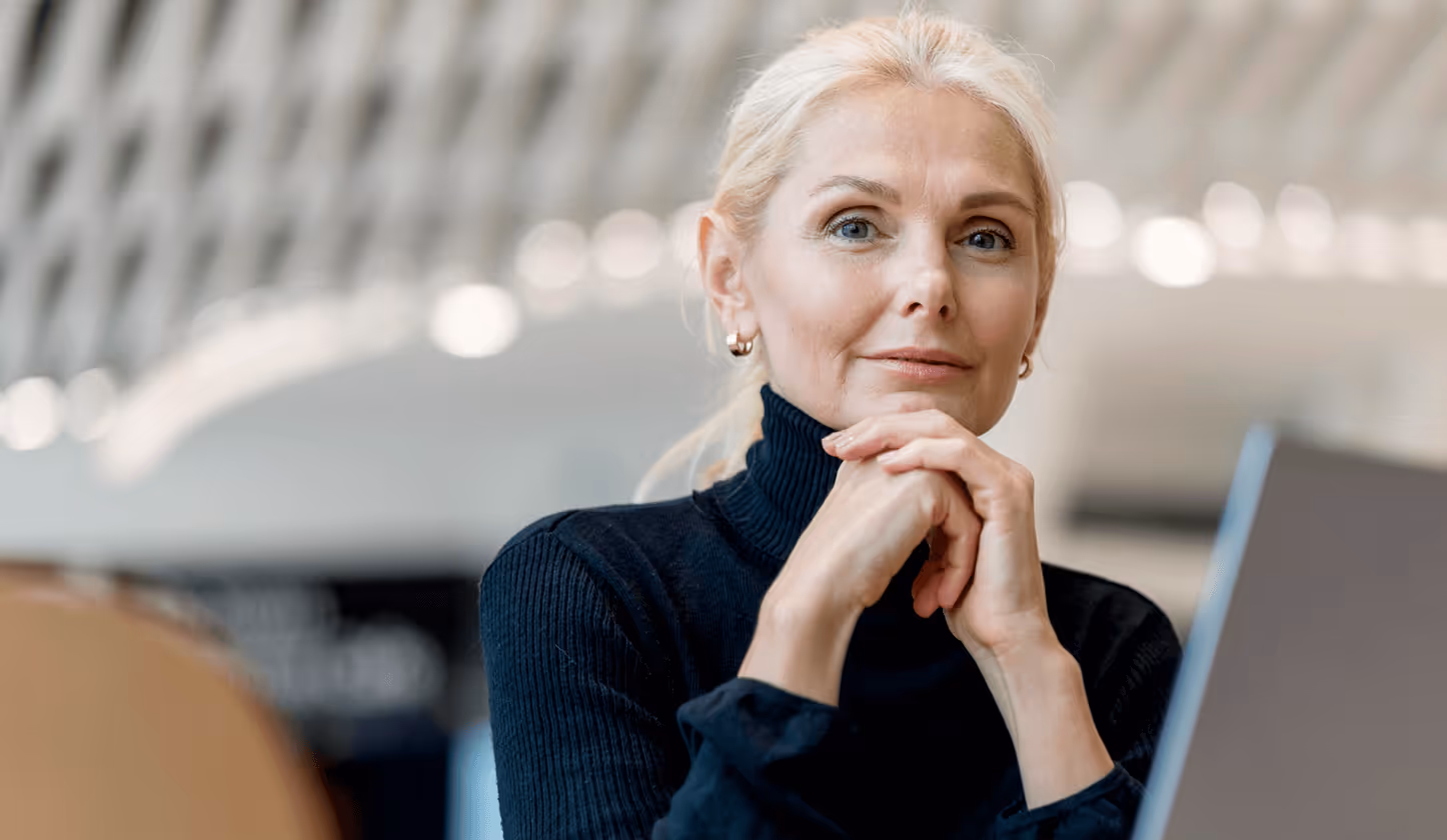 Eine ältere Frau in einem mittelständischen Büro