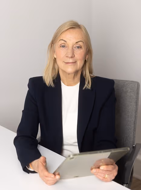 Doris Kappe mit Ipad sitzend
