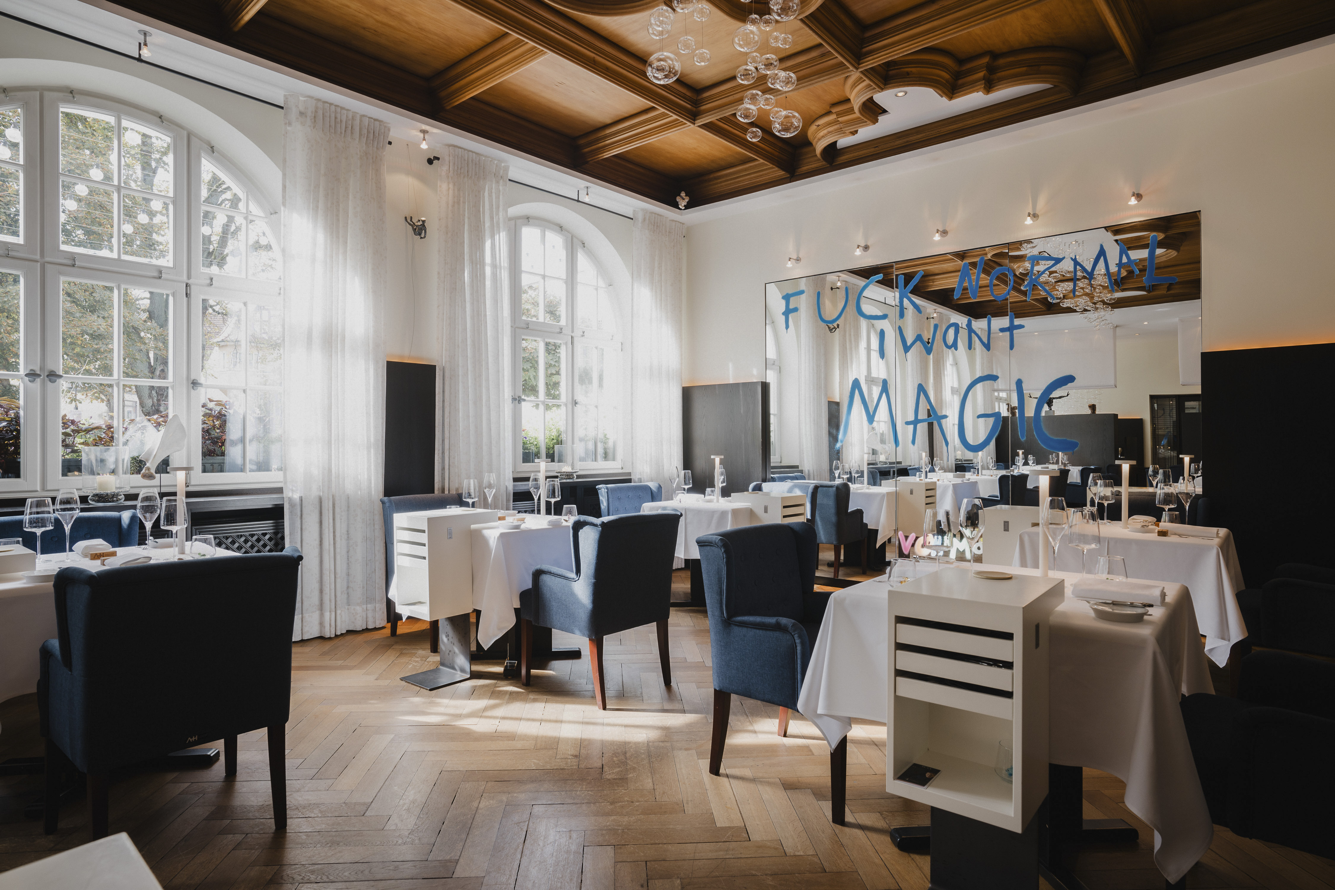 Restaurant AURA mit Blick in den Gastraum