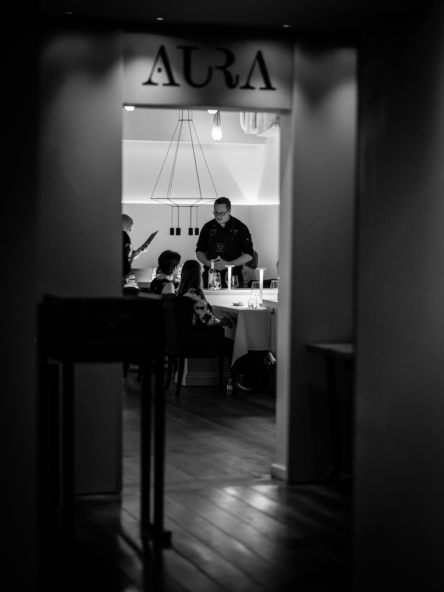 Blick durch den AURA-Eingang in das Restaurant