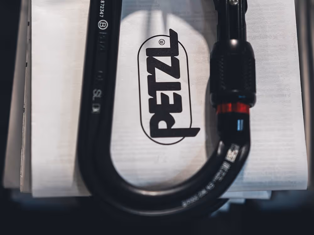 mosqueton-petzl-negro-eastav-tienda-material-trabajos-verticales