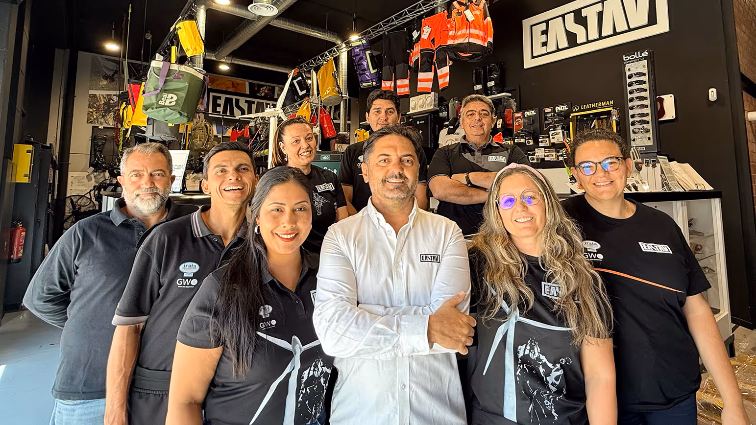 Équipe de boutique d'équipement sportif posant à l'intérieur du magasin.