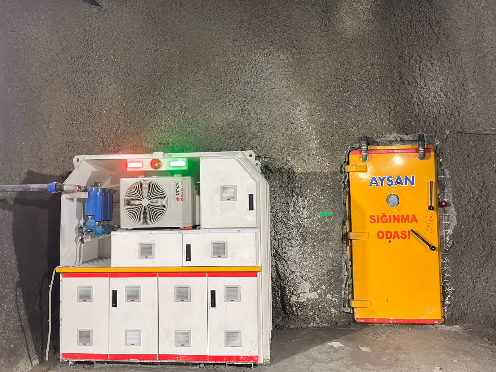 Unidades de aire acondicionado blancas y amarillas instaladas en pared de concreto.