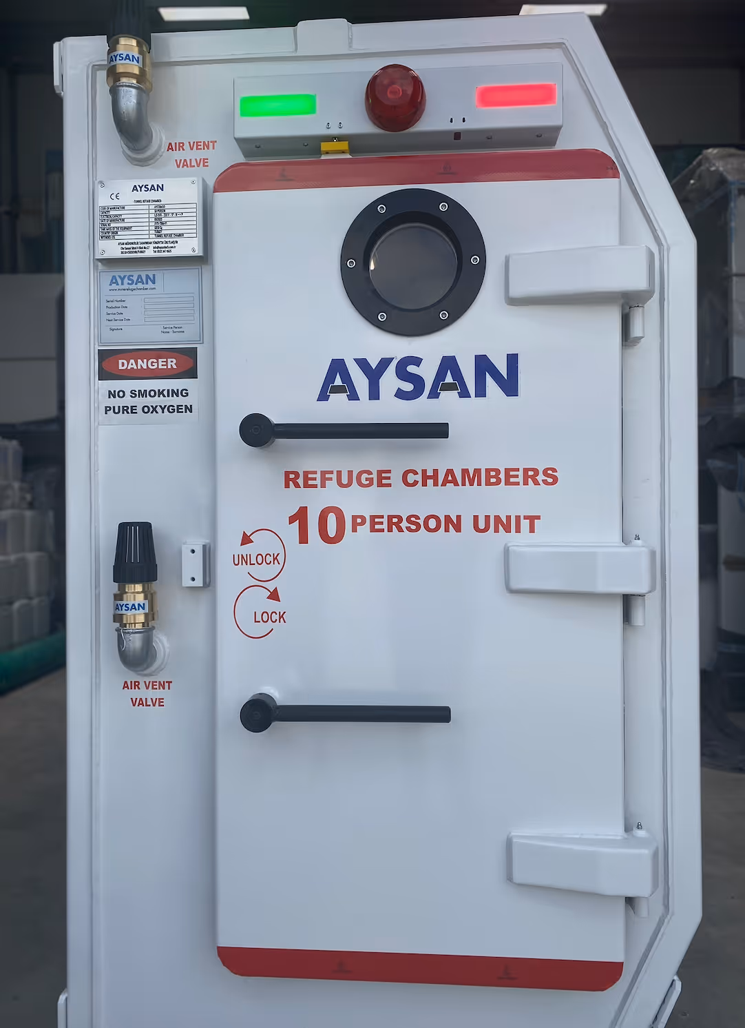 Cámara de refugio Aysan para diez personas con válvulas de aire, control de cierre y botón de emergencia.