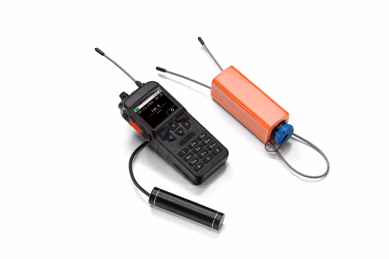 Radio portátil negra con micrófono conectado a batería roja de prueba electrónica