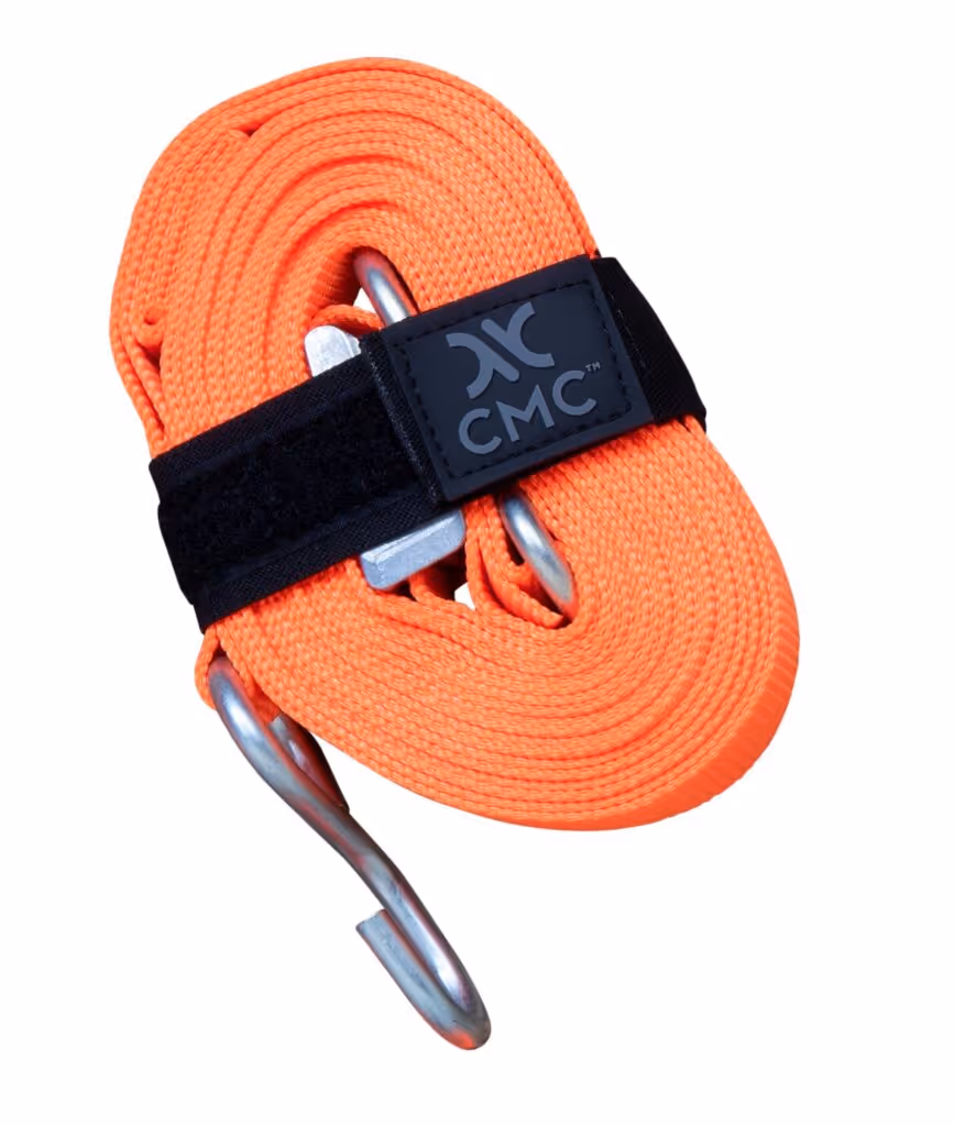 Correa de sujeción naranja enrollada con ganchos de metal y una banda negra con el logo CMC.