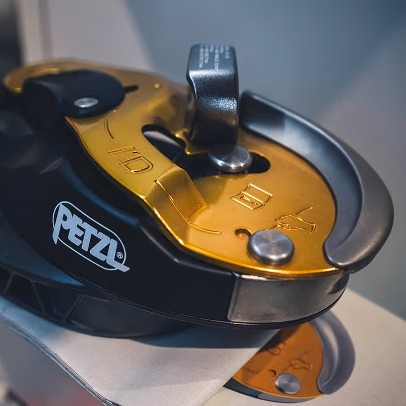 PETZL | Equipos certificados para trabajos en altura - EASTAV