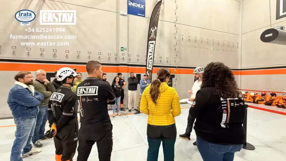 Asesor IRATA realizando explicación práctica sobre maniobras de rescate en altura