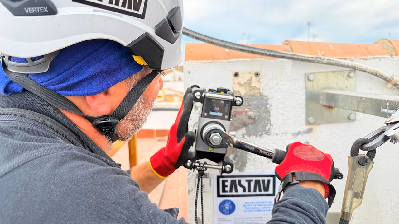 Inspección de Anclajes con Dinamómetro Staht T25 | Seguridad en Acceso por Cuerda