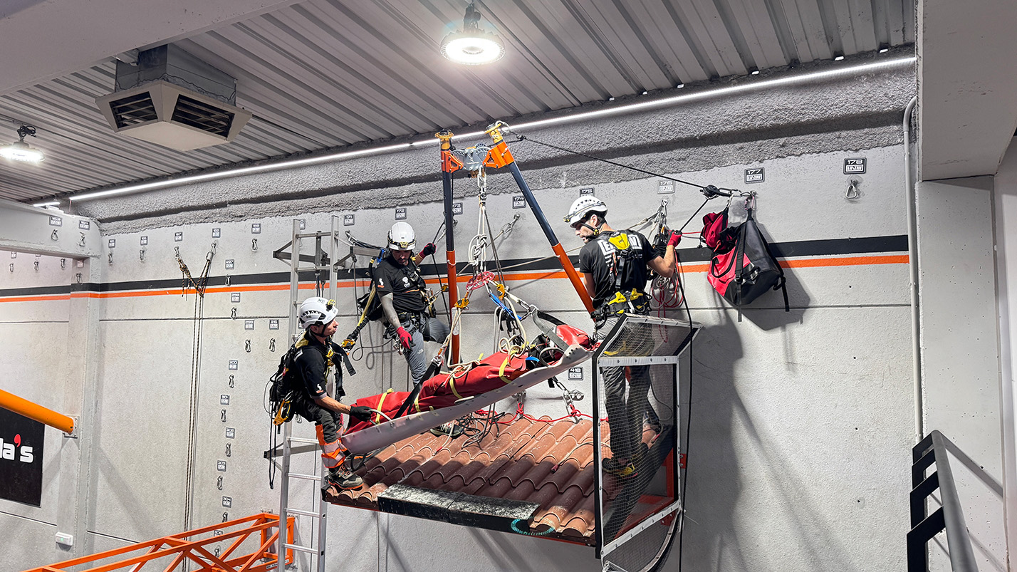 Formación AHD (Artificial High Directionals): montaje seguro y uso correcto de estructuras direccionales para rescate y acceso.