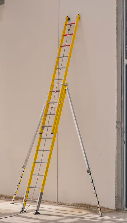 Escalera de seguridad para trabajos en fachada de Fibermad