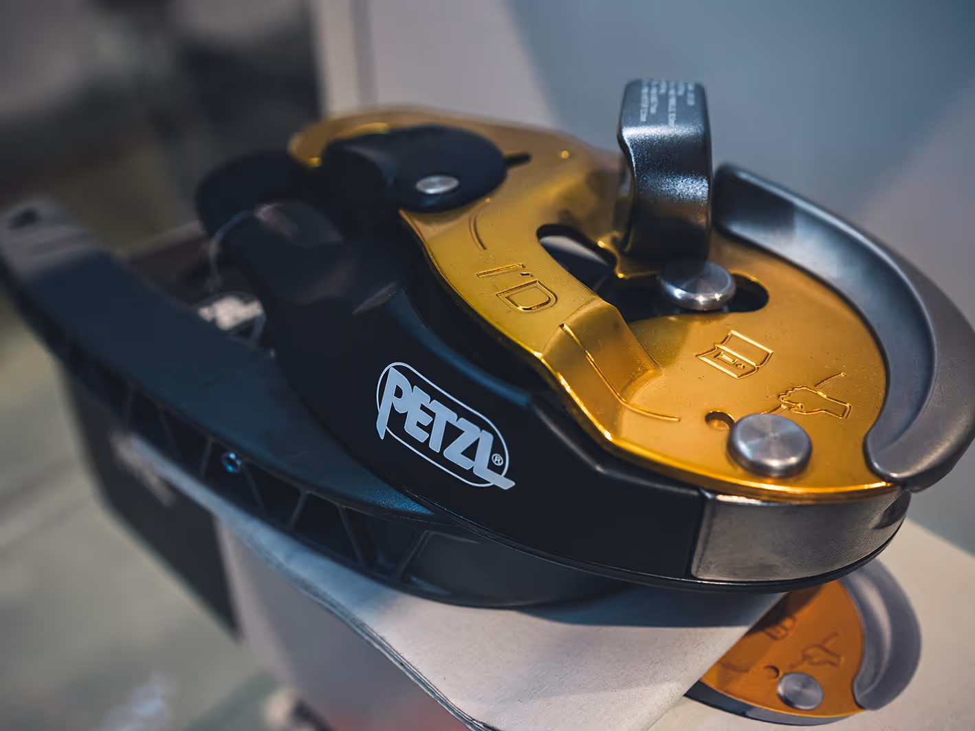 Cómo elegir anticaídas y descensores: guía completa para técnicos en trabajos en altura