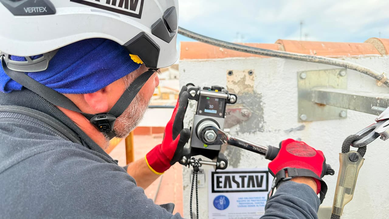 Inspección de Anclajes con Dinamómetro Staht T25 | Seguridad en Acceso por Cuerda