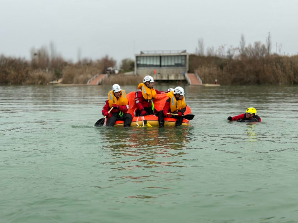 trabajo en equipo balsa salvavidas eastav, salvamento, supervivencia, vivir
