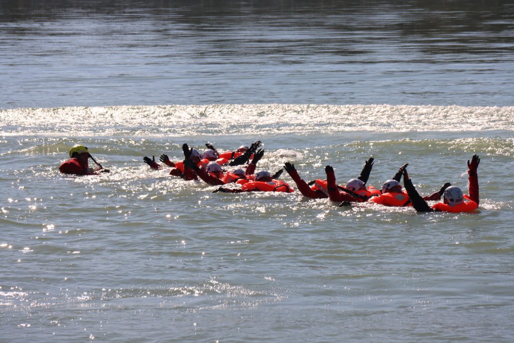 sea survival, actitud eastav, supervivencia, sobrevivir, rescate maritimo, entrenamiento, trabajo duro, casco, salvavida