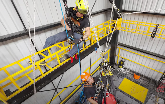 formación en rescate bajando victima con cuerdas colgados