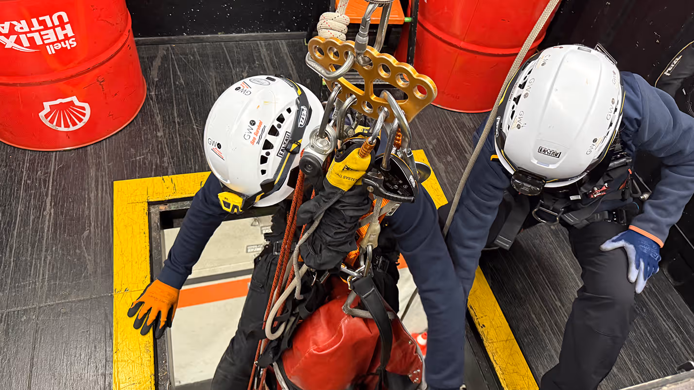 Formación GWO de trabajadores en técnicas de seguridad con arnés y equipos de protección