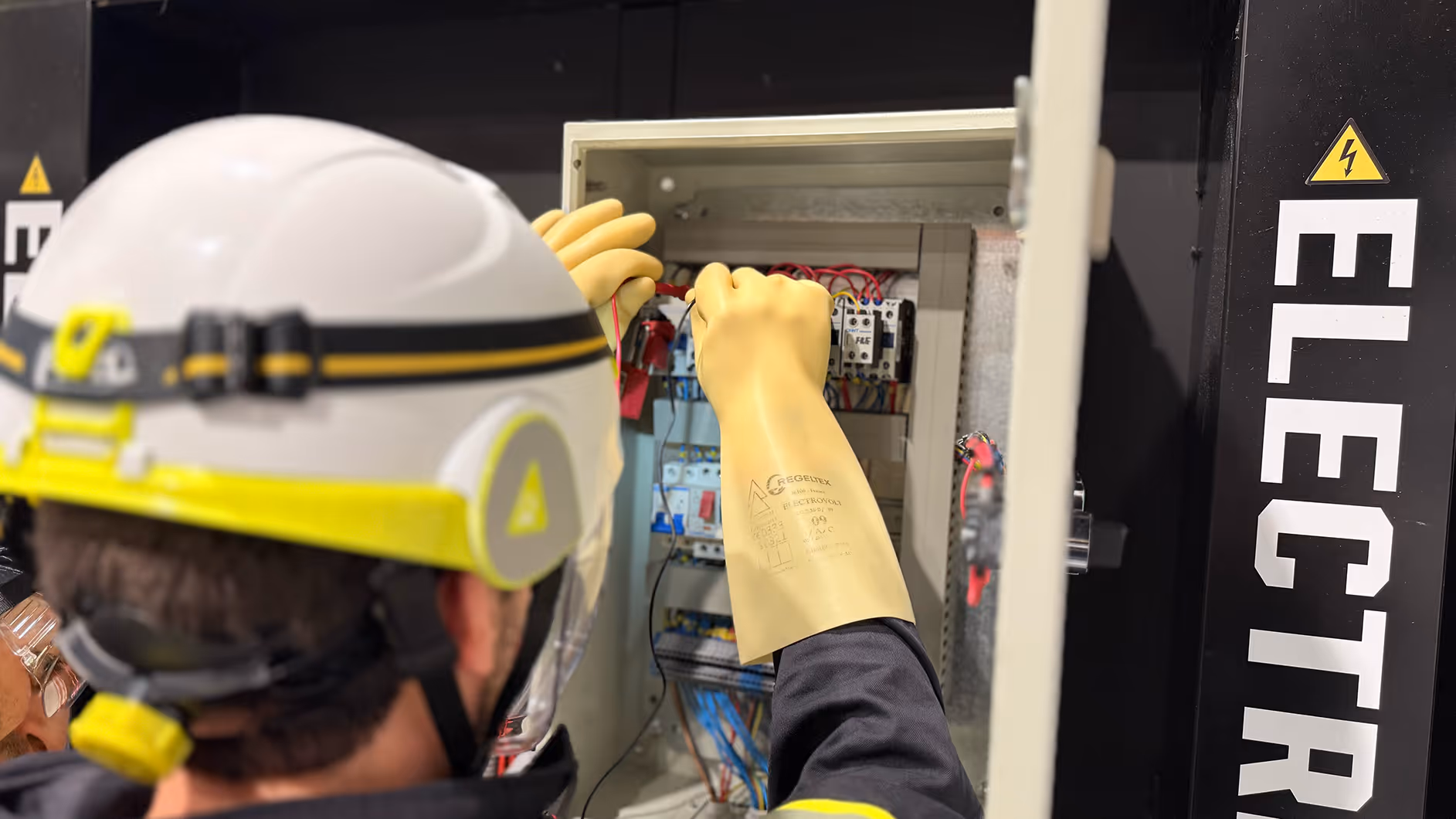 Formación profesional en trabajos verticales de rescate eléctrico con equipos especializados