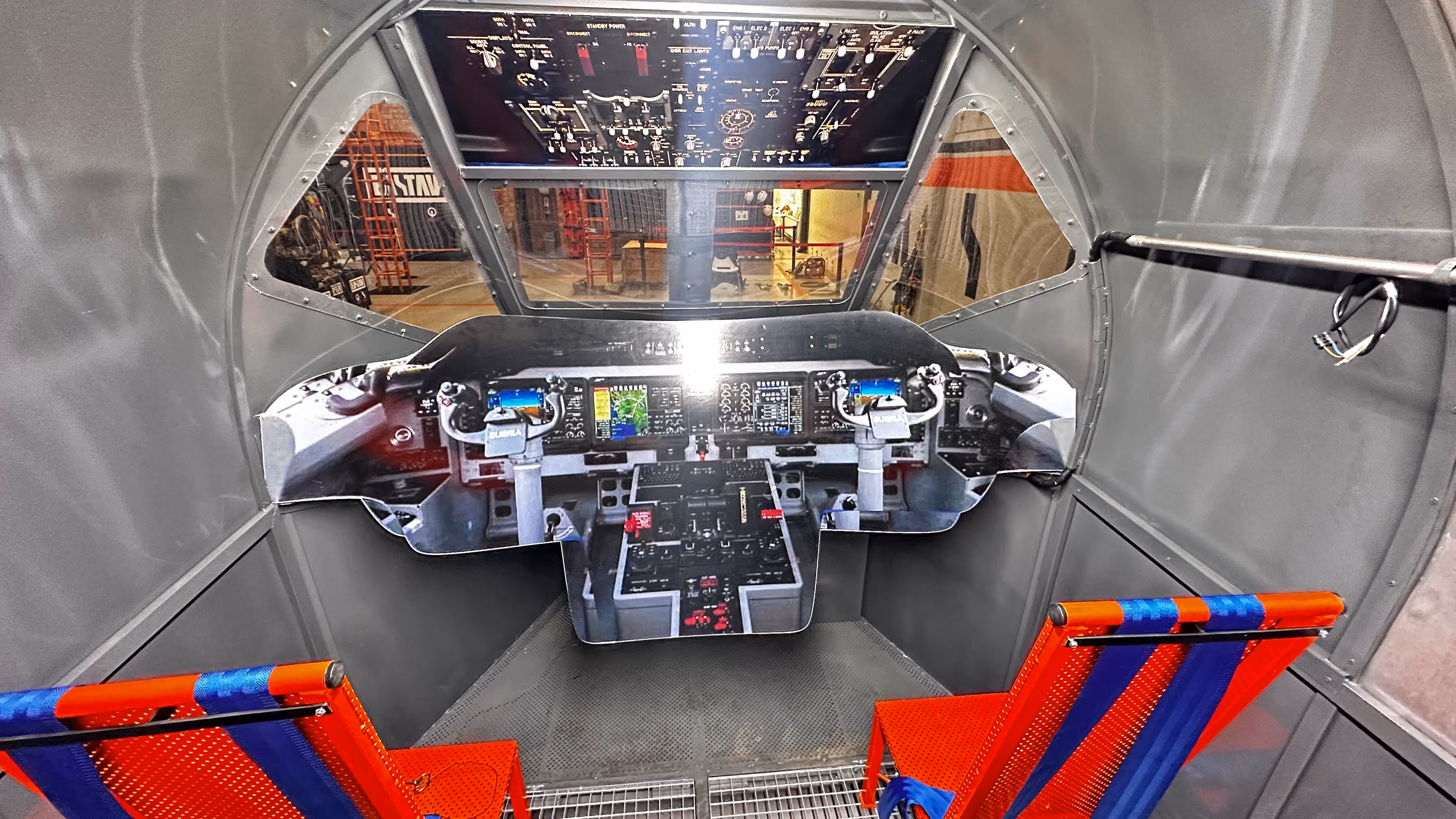 Cabina de piloto de avión comercial con controles e instrumentos de vuelo avanzados.