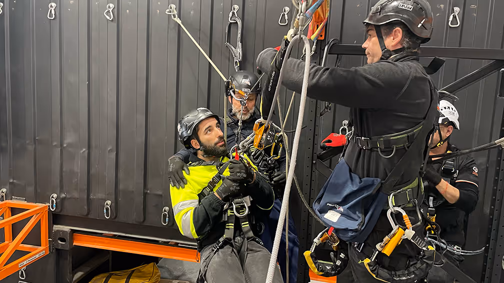 Formación profesional en trabajos verticales y rescate con equipamiento de seguridad especializado