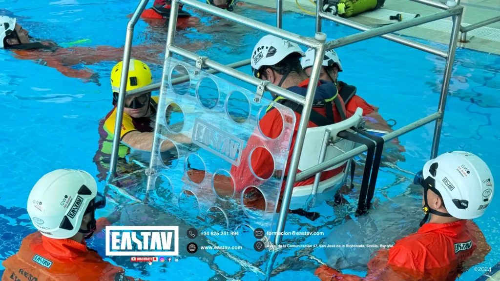 Personas con cascos de seguridad practicando buceo en piscina con equipo underwater.