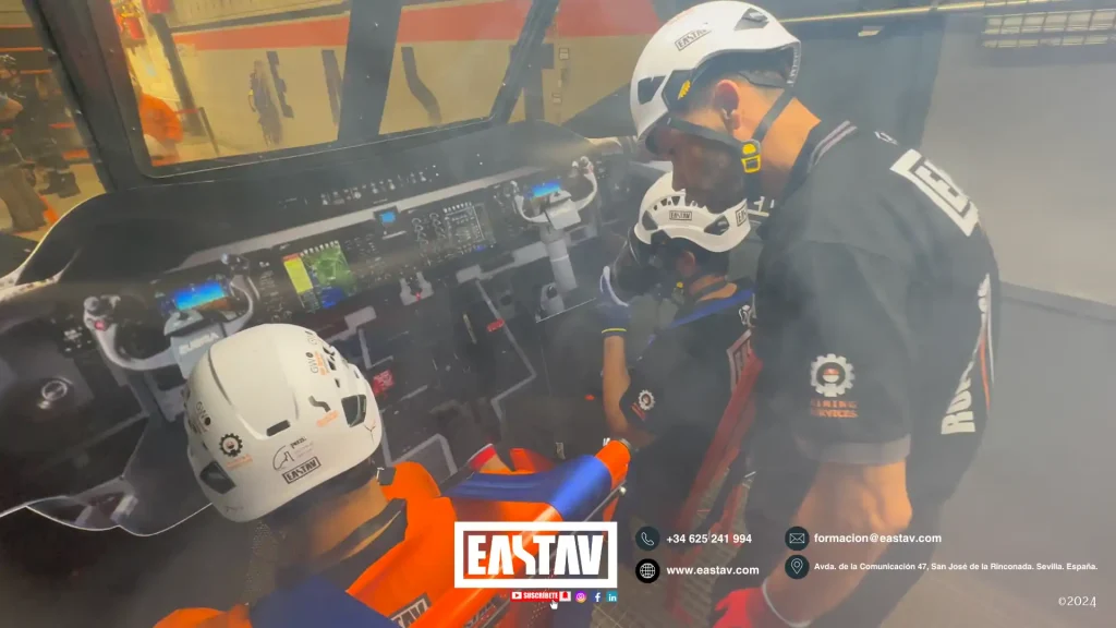 Dos instructores con cascos entrenan en simulador de vuelo de helicóptero cockpit.