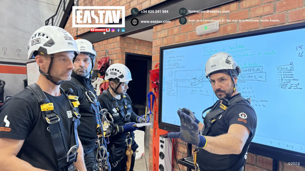 Instructores eastav en equipos de seguridad enseñando a trabajadores sobre altura en clase