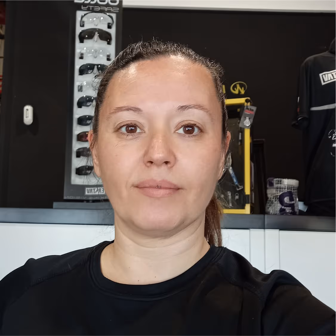 Mujer del equipo técnico eastav posando en tienda con equipos audiovisuales