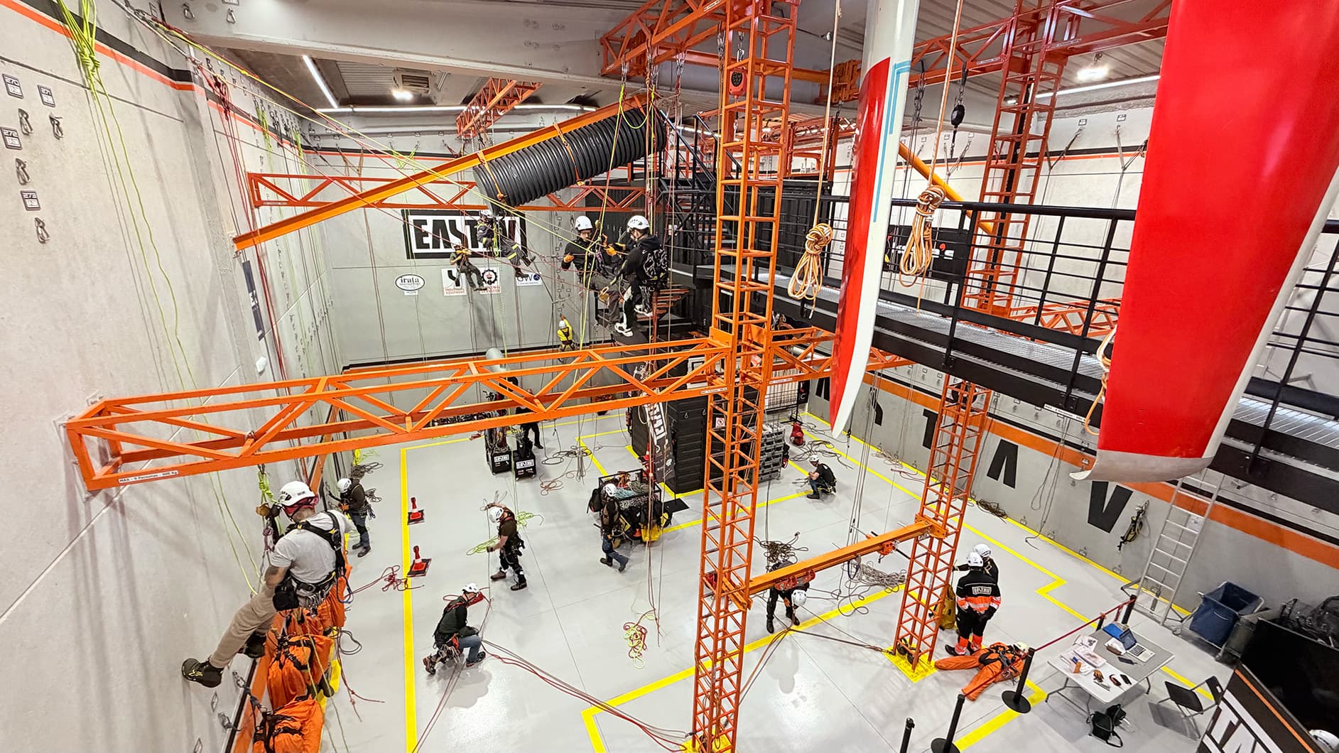 Entrenamiento IRATA internacional de rescate en altura con equipos y técnicos profesionales en acción